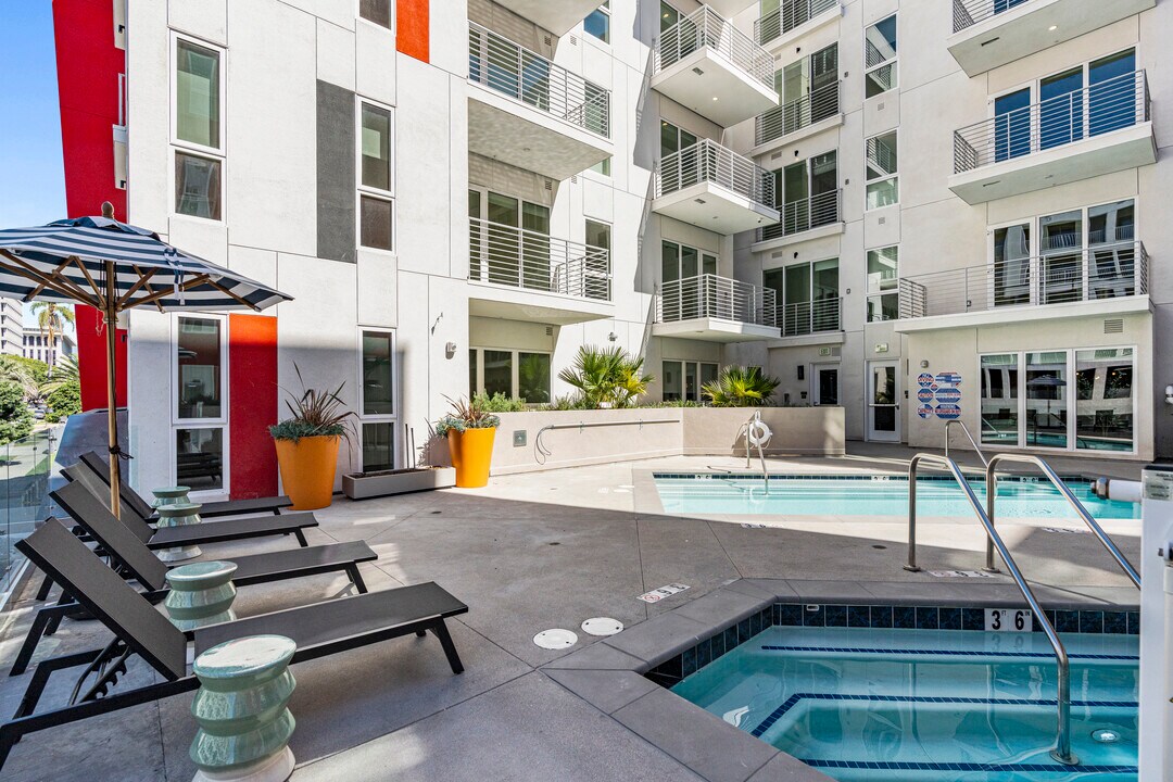 Roya in Los Angeles, CA - Foto de edificio