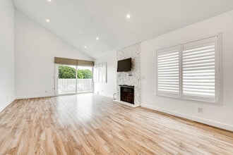 955 E 3rd St, Unit 955 East 3rd Street Unit in Long Beach, CA - Foto de edificio - Building Photo