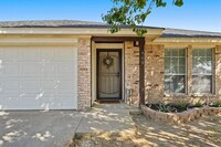 908 Crowder Dr in Crowley, TX - Building Photo - Building Photo