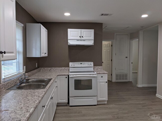 8320 Binkley St in Pensacola, FL - Building Photo - Building Photo