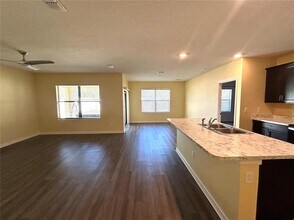 3528 Loggerhead Ln in Mims, FL - Foto de edificio - Building Photo