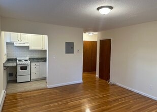 2018 Commonwealth Avenue, Unit 33 in Boston, MA - Foto de edificio - Building Photo