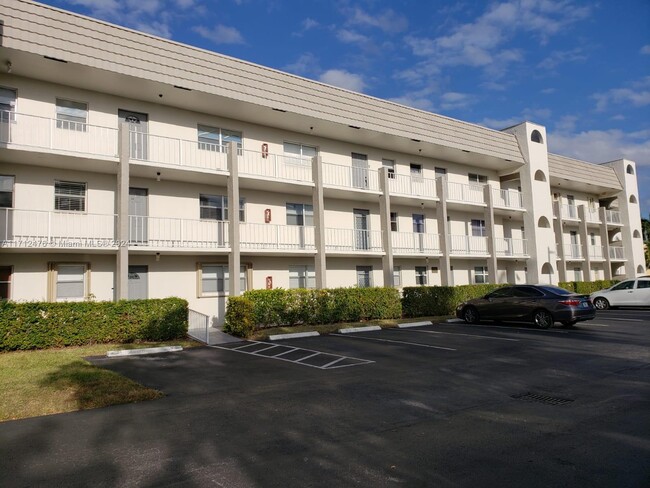 8350 Sunrise Lakes Blvd in Sunrise, FL - Building Photo - Building Photo