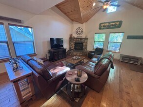 10418 Justin Creek Rd in Truckee, CA - Building Photo - Building Photo