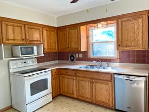 1661 N 116th St, Unit 1661 N 116th St - Lower in Wauwatosa, WI - Foto de edificio - Building Photo