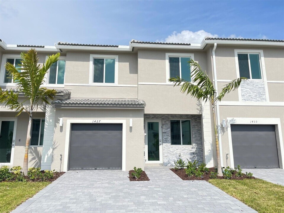1427 SE 7th Ter in Homestead, FL - Building Photo