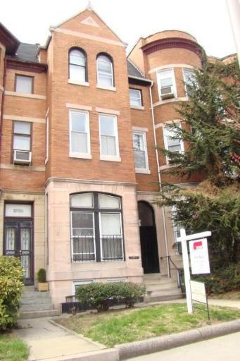 2740 Saint Paul St in Baltimore, MD - Building Photo