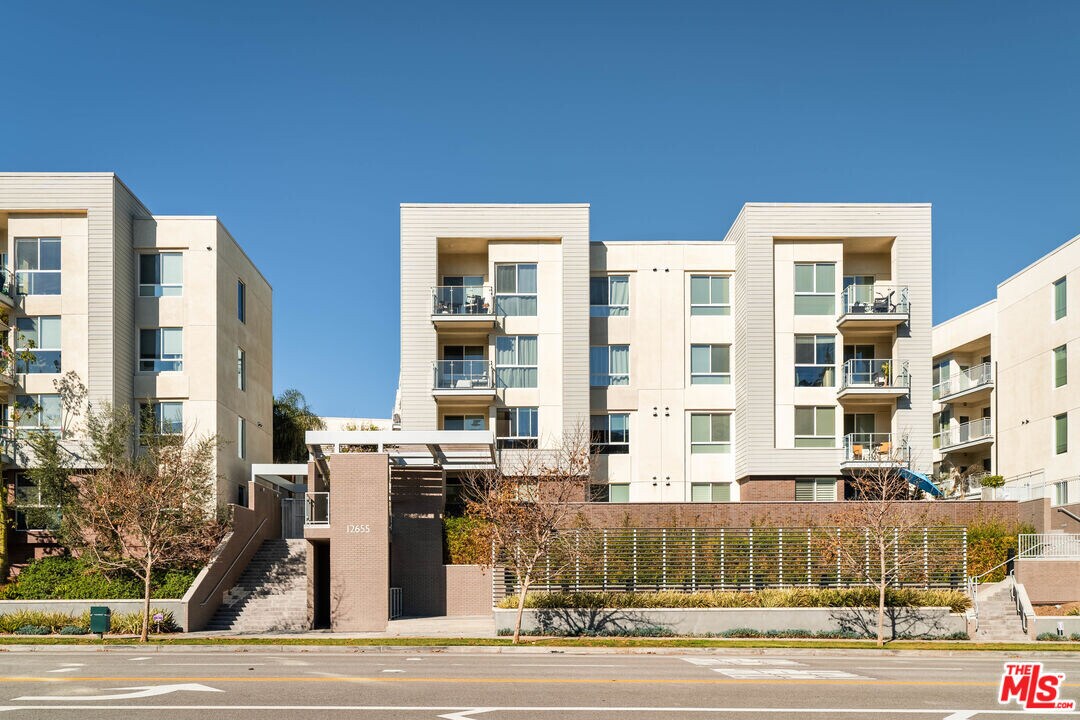 12655 Bluff Creek Dr in Los Angeles, CA - Foto de edificio