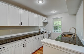204 Parkwood Dr in Cranberry Township, PA - Building Photo - Building Photo