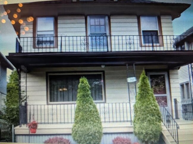 266 Crestwood Ave, Unit first floor