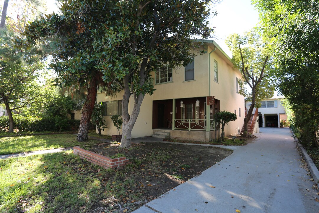 210 E Dryden St in Glendale, CA - Building Photo