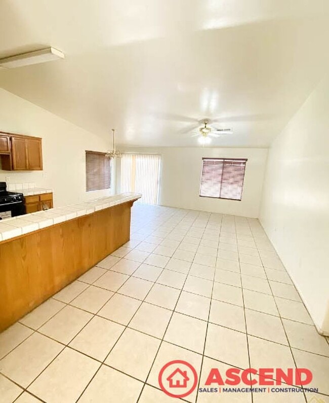 1408 Interlaken Dr in Bakersfield, CA - Building Photo - Building Photo