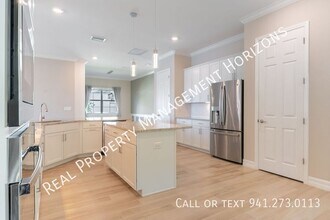 7036 Highgate Ln in Bradenton, FL - Building Photo - Building Photo