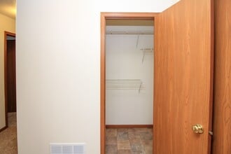 Regency Place Apartments in Sioux Falls, SD - Foto de edificio - Building Photo