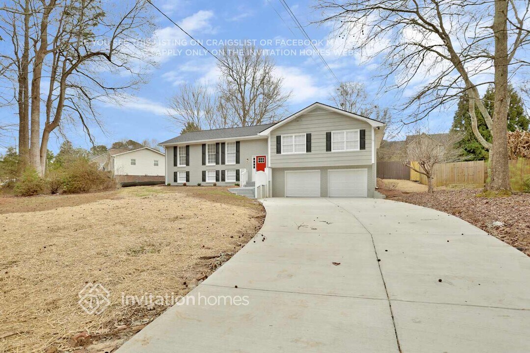 2082 Cezar Dr in Kennesaw, GA - Building Photo