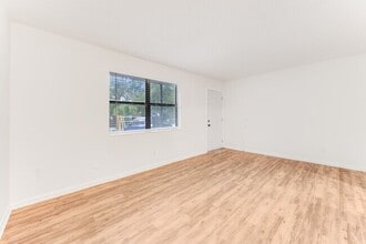 Whispering Winds Apartments in Daytona Beach, FL - Foto de edificio - Building Photo