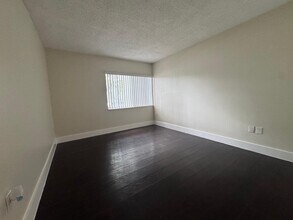 711 N Pine Island Rd, Unit 103 in Plantation, FL - Foto de edificio - Building Photo