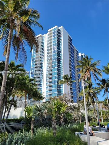 2655 Collins Ave, Unit 1008 in Miami Beach, FL - Building Photo - Building Photo