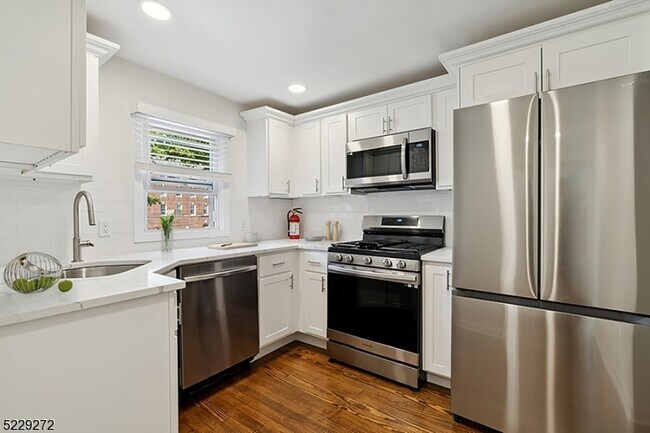 14 Munn St in Montclair, NJ - Building Photo - Building Photo