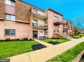 44303 Delaire Landing Rd in Philadelphia, PA - Building Photo