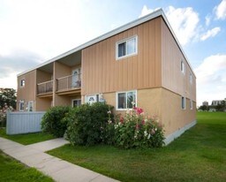 Elmwood Townhomes in Edmonton, AB - Building Photo