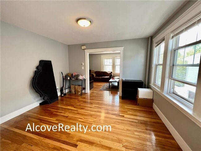 37 Sterling St in Somerville, MA - Building Photo - Building Photo