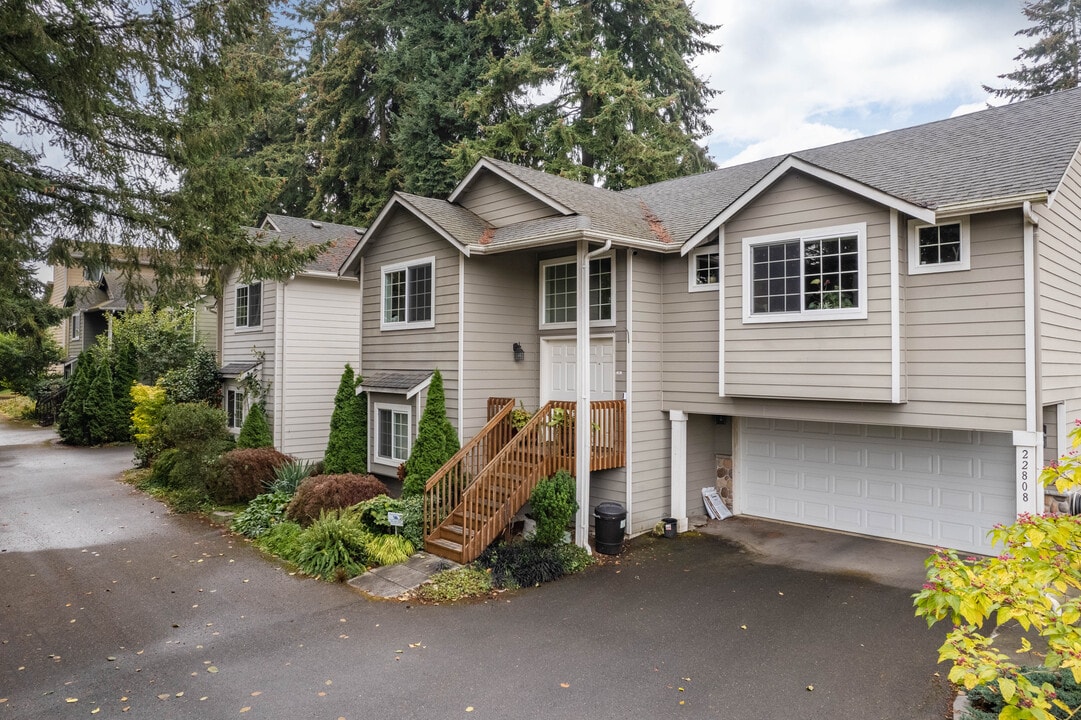 8000-8008 SW 228th St in Edmonds, WA - Building Photo