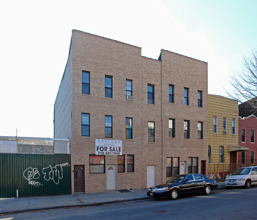 240 Boerum St in Brooklyn, NY - Building Photo