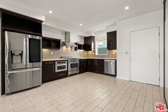 13045 Pacific Promenade, Unit 334 in Los Angeles, CA - Foto de edificio - Building Photo