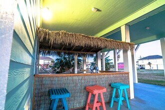 986 Bahama Dr in Crystal Beach, TX - Building Photo - Building Photo