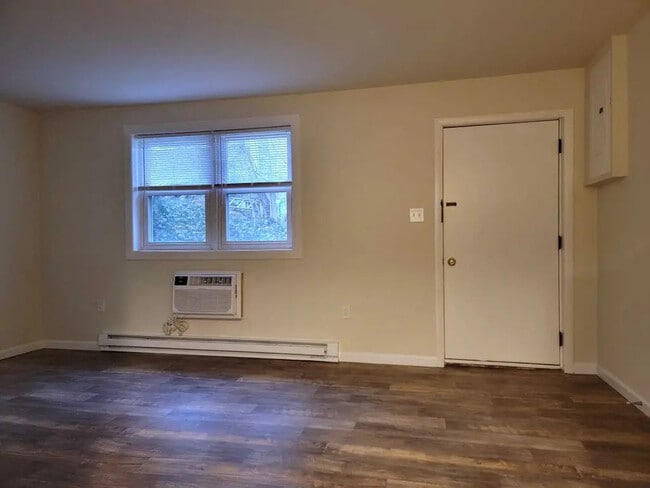 675 E Main St, Unit B2 in Ephrata, PA - Foto de edificio - Building Photo