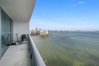 1331 Brickell Bay Dr in Miami, FL - Building Photo - Building Photo