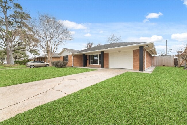 6435 Woodbrook Ln in Houston, TX - Building Photo - Building Photo
