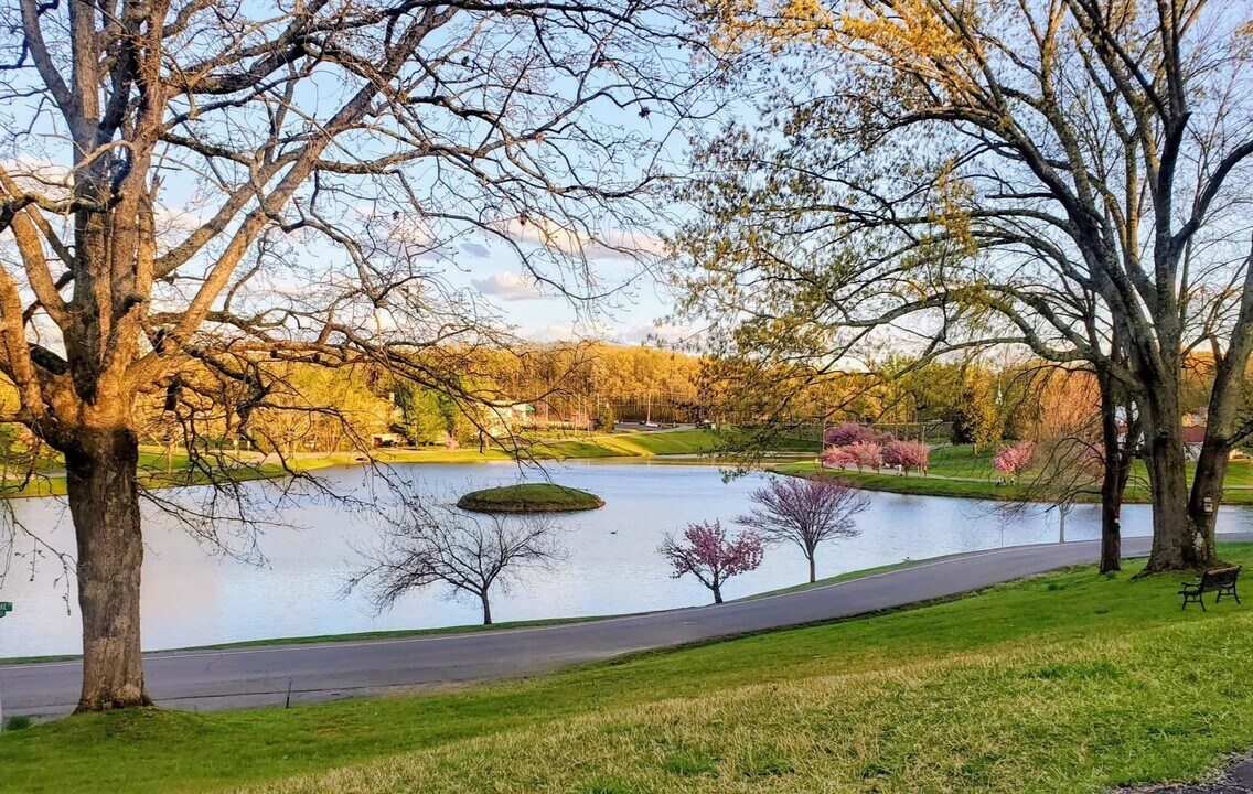 205 W Lake Dr in Dickson, TN - Building Photo