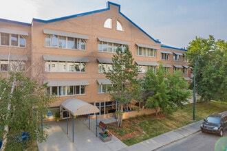 Mount Royal Manor in Calgary, AB - Building Photo - Primary Photo