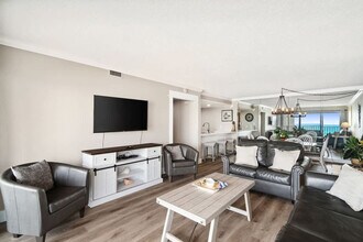 8815 Thomas Dr in Panama City Beach, FL - Building Photo - Building Photo