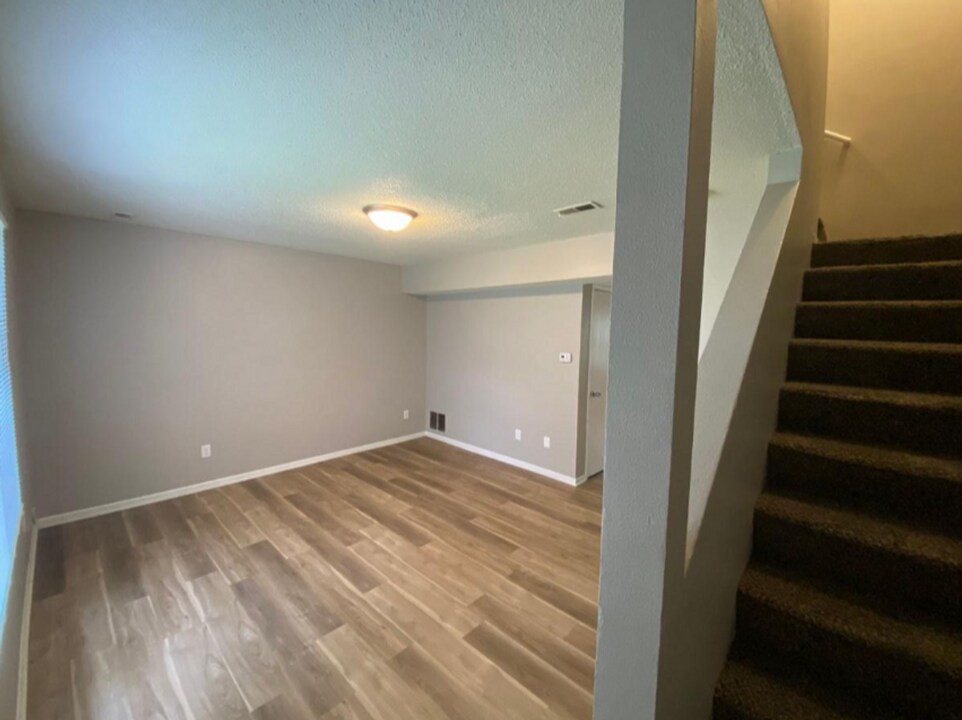 1601 Pleasant View Dr, Unit 1601 E Pleasant View Drive in Des Moines, IA - Building Photo