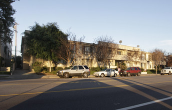 4521 Colfax Ave in North Hollywood, CA - Foto de edificio - Building Photo