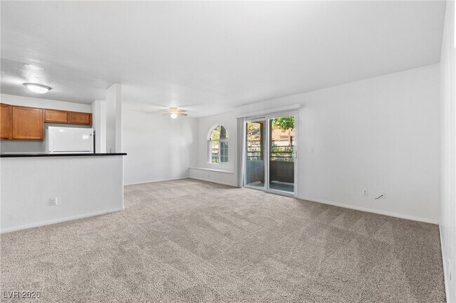 9325 W Desert Inn Rd in Las Vegas, NV - Building Photo - Building Photo