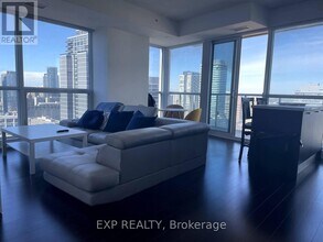 386 Yonge St in Toronto, ON - Building Photo - Building Photo