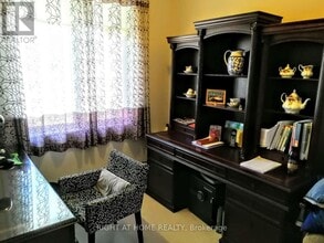 610 Clearbrook Dr in Ottawa, ON - Building Photo - Building Photo