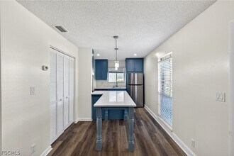 3271 Royal Canadian Trace in Ft. Myers, FL - Foto de edificio - Building Photo