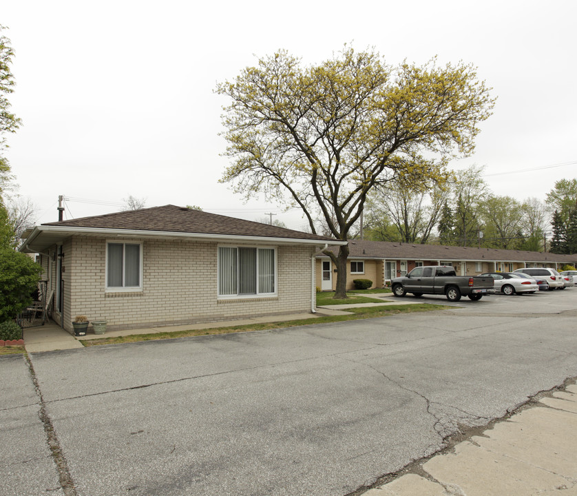 Brookfield Village in Clawson, MI - Building Photo