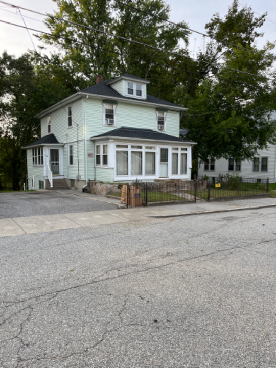 135 Orchard St in Woonsocket, RI - Foto de edificio