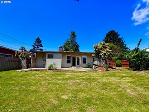 337 Spruce Dr in Brookings, OR - Building Photo - Building Photo