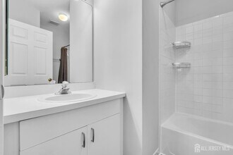 2211 Timber Ridge Ct in Sayreville, NJ - Building Photo - Building Photo