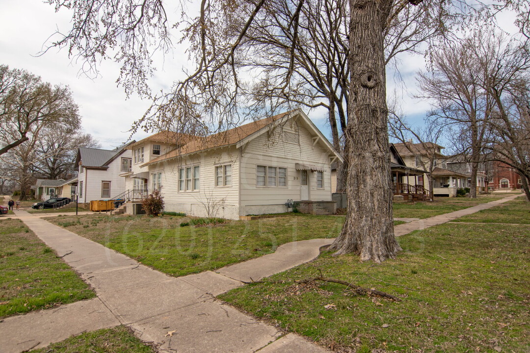 319 S 10th St in Independence, KS - Building Photo