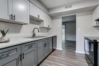 Fairview Court Apartments in Fort Wayne, IN - Foto de edificio - Building Photo