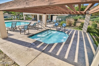 270 Country Club Dr in Simi Valley, CA - Building Photo - Building Photo