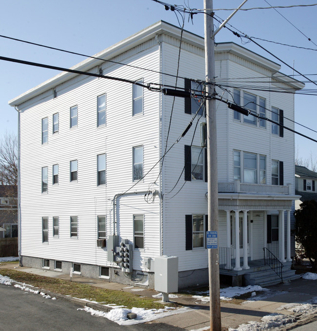 63 Robinson Ave in Pawtucket, RI - Foto de edificio - Building Photo